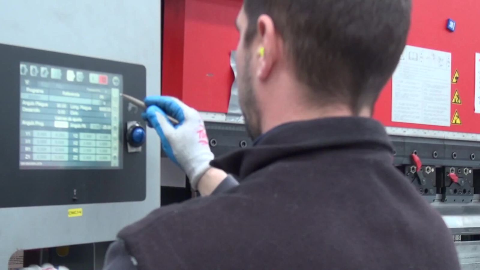 Operario manejando una máquina industrial