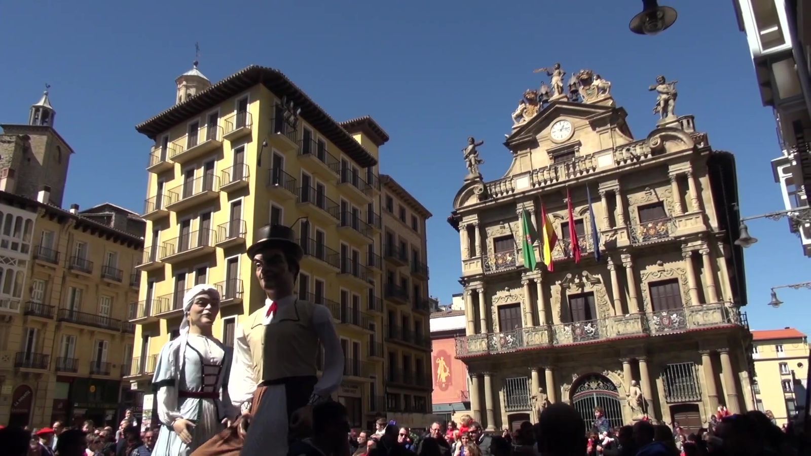 Gigantes en la plaza del Ayuntamiento de Pamplona