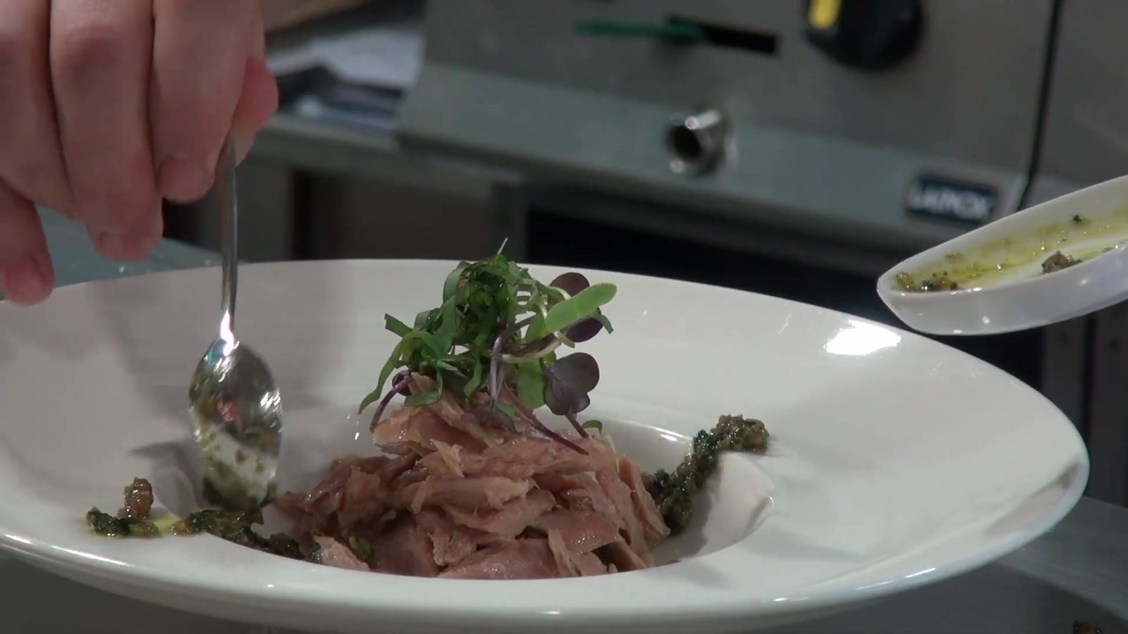Emplatado de un plato en la cocina de un restaurante